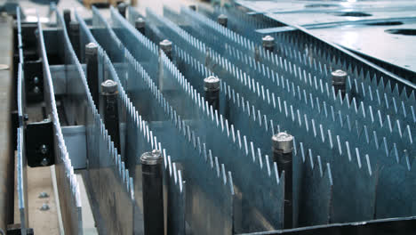 Industrieausrüstung-Für-Die-Metallbearbeitung-Mit-Scharfen-Metallwerkstücken