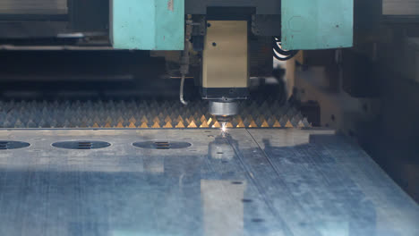 CNC-fiber-laser-cutting-machine-cutting-sheet-metal-plate-with-sparking-light