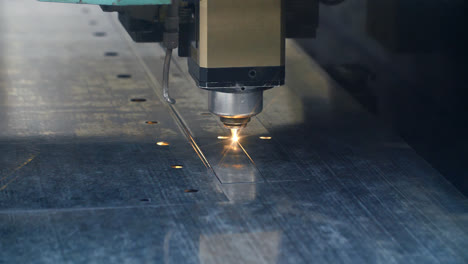 Industrieller-Schneidprozess-Mittels-Laser.-Ausrüstung-In-Der-Metallwerkstatt