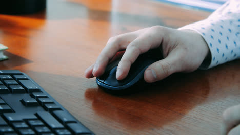 Hombre-Usando-El-Mouse-De-La-Computadora-Durante-El-Trabajo.-Oficinista-Controlando-La-Computadora