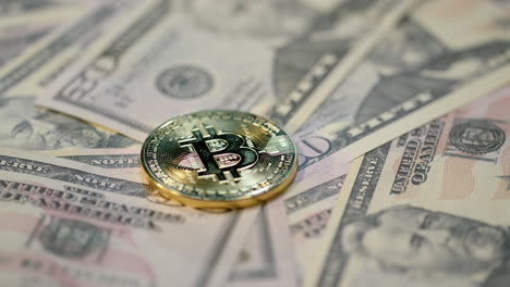 Bitcoin-Geschäftskonzept-Mit-Gold-Bit-Münze-Auf-Dollar-Banknoten.