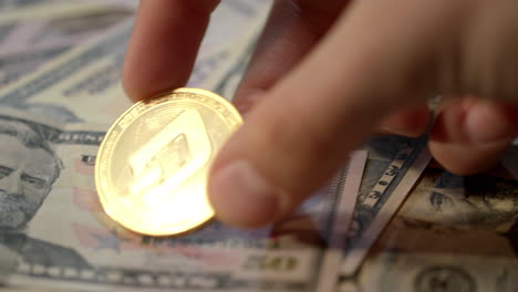 Dash-Kryptowährungs-Wallet.-Menschliche-Hand-Nimmt-Gold-Dashcoin-Mit-Dollar-Banknoten