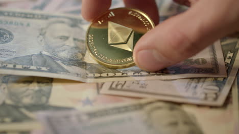 Ethereum-Kryptowährungs-Wallet.-Menschliche-Hand-Nimmt-Gold-Ethereum-Münze