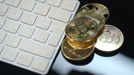 Virtuelles-Kryptowährungs-Mining.-Haufen-Von-Bitcoin-,-Ethereum--Und-Dash-Münzen
