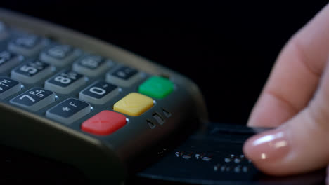 Kreditkartenautomat-Für-Geldtransaktionen.-Frauenhand-Mit-Kreditkarte