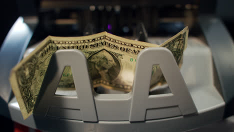 Ein-Dollarschein-In-Der-Währungszählmaschine.-Konzept-Der-Finanzkrise