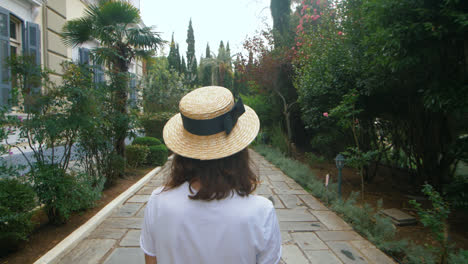 Mujer-Turista-Caminando-En-La-Vista-Posterior-Del-Parque-Verde-De-Verano.-Mujer-Joven-En-El-Parque-De-La-Ciudad