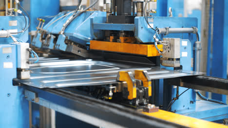 Automatische-Ausrüstung-Zur-Herstellung-Von-Metallteilen-Für-Waschmaschinen-Im-Werk