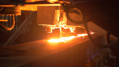 Process-pouring-molten-metal-for-parts-formation-at-metallurgical-plant