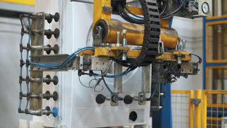 Montagewaschmaschine-Auf-Roboterausrüstung-In-Industriefabrik