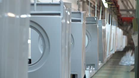 Weiße-Waschmaschine,-Die-Sich-Auf-Dem-Förderband-Bewegt.-Herstellung-Von-Haushaltsgeräten