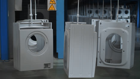Waschmaschinenkorpus-Bewegt-Sich-Auf-Automatischem-Förderband-In-Einer-Modernen-Fabrik