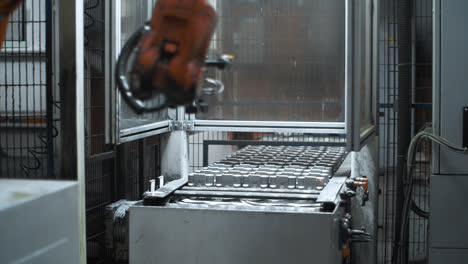 Robotermanipulator-Nimmt-Metalldetails-In-Der-Fabrik-Auf.-Automatische-Montagelinie