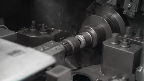 Máquina-De-Torno-Que-Procesa-Acero-En-Una-Planta-Metalúrgica.-Detalle-De-Metal-De-Producción