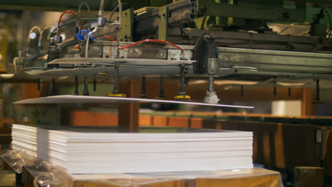 Robotermanipulator,-Der-Plastikfolien-In-Einer-Industriefabrik-Stapelt