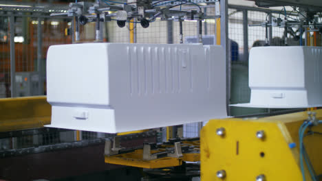 Kunststoffbehälter-Für-Kühlschrank-Auf-Förderband-In-Der-Kühlschrankfabrik
