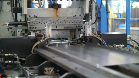 Blechumformung-Auf-Einer-Metallbearbeitungsmaschine.-Herstellung-Von-Haushaltsgeräten