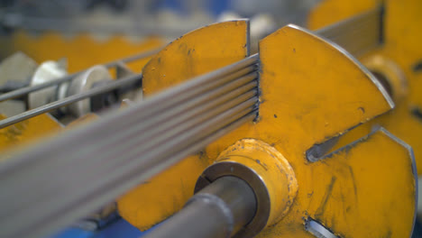 Industriemaschine-Mit-Metallstange-In-Der-Fabrikwerkstatt.-Automatisierte-Ausrüstung
