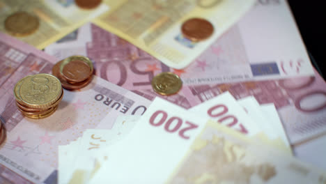 Rotación-De-Billetes-Y-Monedas-En-Euros.-Montón-De-Moneda-Euro