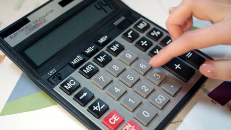 Frau-Benutzt-Taschenrechner.-Betriebswirtschaftliche-Buchhaltung-Und-Geldberechnung