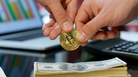 Übertragen-Sie-Gold-Bitcoin-Von-Hand-Zu-Hand.-Kauf-Von-Kryptowährung-Gegen-Bargeld