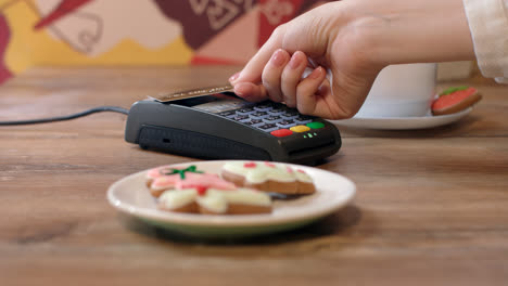 NFC-Zahlungstechnologie.-Kunde-Zahlt-Mit-Kontaktloser-Kreditkarte