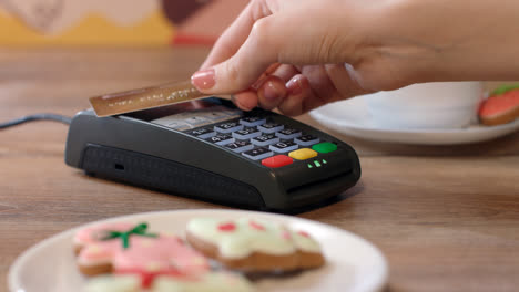 NFC-Kreditkartenzahlung-Im-Café.-Kunde-Zahlt-Mit-Kontaktloser-Kreditkarte