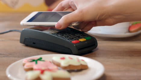Mobile-NFC-Zahlung-Für-Bestellung-Im-Café.-Kunde-Zahlt-Per-Mobiltelefon
