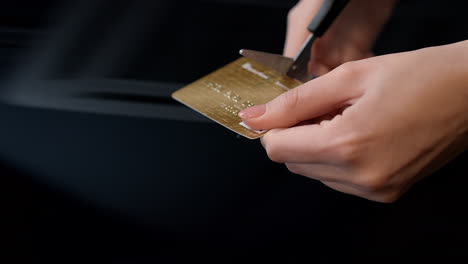 Weibliche-Hände-Schneiden-Kreditkarte-Mit-Einer-Schere.-Schließung-Des-Debitkartenkontos