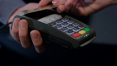 Zahlung-Per-NFC-Terminal.-Hand-Des-Kunden,-Der-Kontaktlose-Kreditkarte-Bezahlt