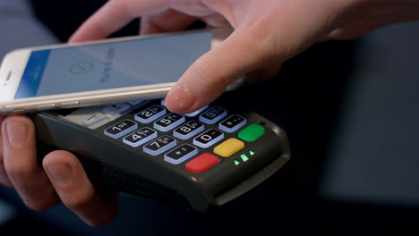 Zahlungsvorgang-Mit-Dem-Smartphone.-Mobile-NFC-Zahlungstechnologie
