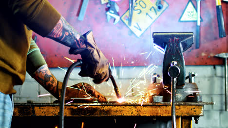 Metallverarbeitende-Industrie.-Nahaufnahme-Eines-Arbeiters,-Der-In-Der-Garage-Metall-Schweißt