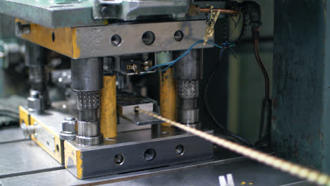 Máquina-Industrial-Que-Produce-Cadenas-Metálicas-En-Fábrica.-Cadena-De-Producción-De-Procesos