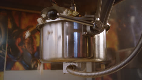 Maschine-Zur-Herstellung-Von-Popcorn.-Fertiges-Popcorn-Fällt-Aus-Der-Popcornmaschine.