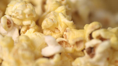 Kino-Popcorn-Hintergrund.-Fertige-Popcornflocken-Fallen-In-Zeitlupe-In-Einen-Haufen