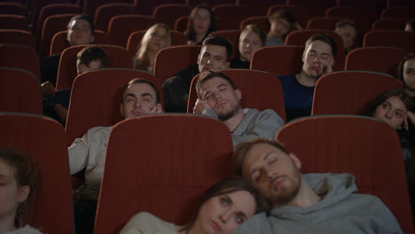 Gelangweiltes-Publikum,-Das-Sich-Einen-Film-Im-Kino-Ansieht.-Zuschauer-Schlafen-Vor-Langweiligem-Film-Ein