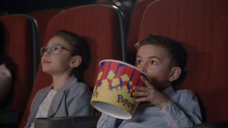 Niños-Viendo-Películas-En-El-Cine.-Entretenimiento-Cinematográfico-Para-Niños