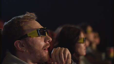 Mann-Nimmt-Filmbrille-Im-Kino-In-Zeitlupe-Ab.-Müde-Vom-3D-Film