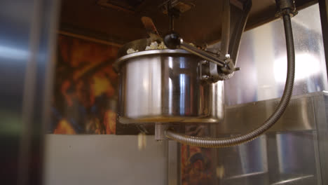 Popcorn-Produktionsmaschine.-Popcorn-Fällt-In-Zeitlupe-Aus-Metallbottich
