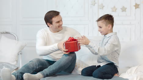 Aufgeregt-Bekommt-Der-Sohn-Im-Weihnachtlich-Geschmückten-Wohnzimmer-Ein-Unglaubliches-Geschenk.