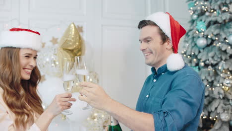 Fröhliches-Paar-Trinkt-Champagner-In-Der-Nähe-Des-Weihnachtsbaums