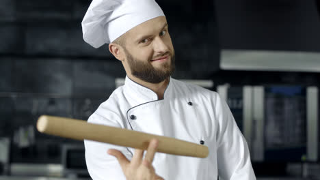 Hombre-Chef-Jugando-Con-Rodillo-En-La-Cocina.-Retrato-De-Chef-Profesional