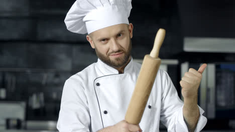 Hombre-Chef-Posando-Con-Rodillo-En-La-Cocina.-Chef-Preparándose-Para-Cocinar-En-La-Cocina.