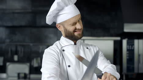 Glücklicher-Koch,-Der-Spaß-Mit-Messern-Hat.-Kochmann,-Der-Mit-Küchengeräten-Spielt