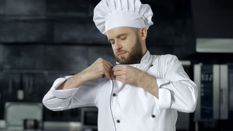 Chef-Hombre-Preparándose-Para-Cocinar-En-La-Cocina-Del-Restaurante.-Retrato-De-Un-Cocinero-Masculino-Serio.