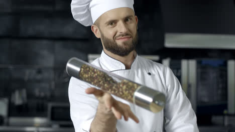 Retrato-Masculino-Del-Chef-En-El-Restaurante-De-Cocina.-Chef-Masculino-Jugando-Con-Pimentero