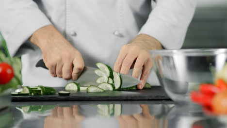Chef-Masculino-Cortando-Verduras-Frescas.-Manos-Del-Chef-De-Primer-Plano-Cortando-Pepino.