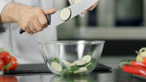 Koch-Schneidet-Frische-Gurken-In-Glasschüssel-In-Zeitlupe-In-Der-Küche