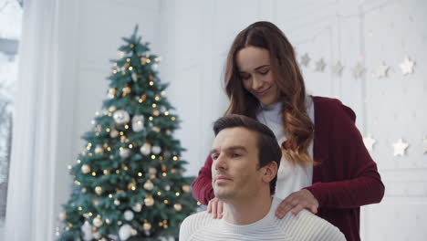 Nahaufnahme-Einer-Flirtenden-Ehefrau,-Die-Ihren-Ehemann-In-Einem-Weihnachtlich-Geschmückten-Zimmer-Massiert