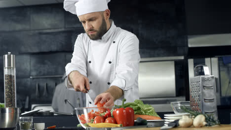 Koch-Kocht-In-Der-Restaurantküche.-Professioneller-Koch-Bereitet-Frischen-Salat-Zu.